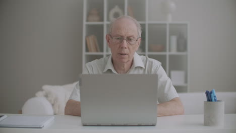 Un-Jubilado-Llama-Por-Video-Usando-Una-Computadora-Portátil-Con-Cámara-Web-E-Internet-Para-Comunicarse-Con-Amigos-De-La-Familia
